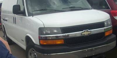 File:Chevrolet Express Van (Auto classique St. Lazare '10 ...