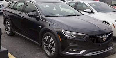 File:2018 Buick Regal TourX Preferred AWD, front right.jpg ...