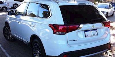 File:2015 Mitsubishi Outlander (ZK MY16) Exceed 4WD wagon ...