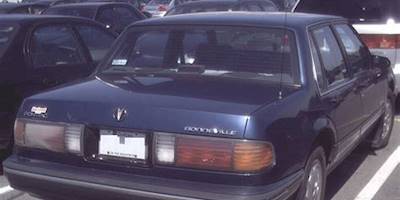 File:'90-'91 Pontiac Bonneville -- Rear.jpg - Wikimedia ...
