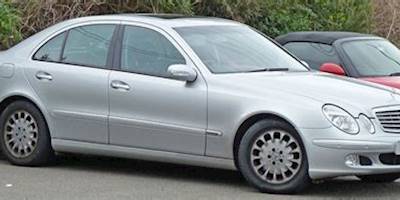 File:2002-2006 Mercedes-Benz E-Class (W211) Elegance sedan ...
