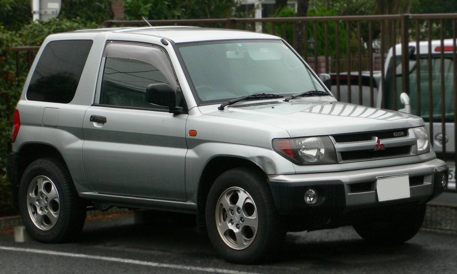 Включи мицубиси. Mitsubishi Pajero io. Mitsubishi Pajero 2009 io. Мицубиси Паджеро io 1998. Mitsubishi Pajero io 2013.