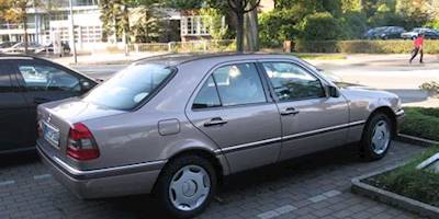 File:Mercedes-Benz C220 W202 (10656341693).jpg - Wikimedia ...