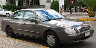 File:Hyundai Sonata 2.0 GL 2001 (11845519186).jpg ...