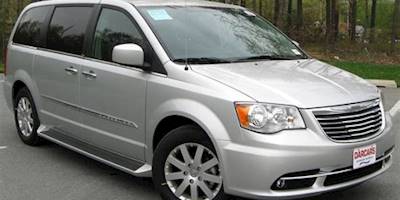 File:2011 Chrysler Town & Country Touring - L -- 04-22 ...