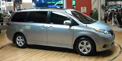 File:2011 Toyota Sienna front.jpg - Wikimedia Commons