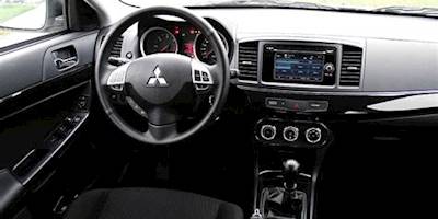 File:Mitsubishi Lancer Sportback Cockpit Interieur ...