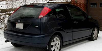 File:2001 Ford Focus ZX3 -- 12-31-2009.jpg - Wikipedia