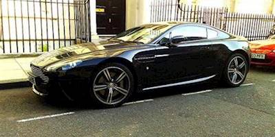 File:Aston Martin V8 Vantage N400.jpg - Wikimedia Commons