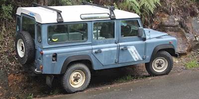 File:1993 Land Rover Defender 5-door wagon (17812834798 ...