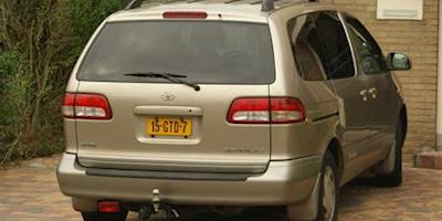 File:2002 Toyota Sienna XLE (9917371095).jpg - Wikimedia ...