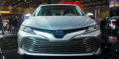 File:2018 Toyota Camry Hybrid WAS 2017 1727.jpg ...