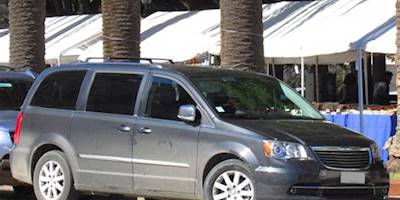 File:Chrysler Town & Country Limited 3.6 2012 (9219751180 ...