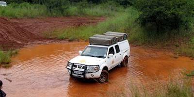 Bildet : vann, bil, eventyr, jeep, søle, Afrika, jord ...