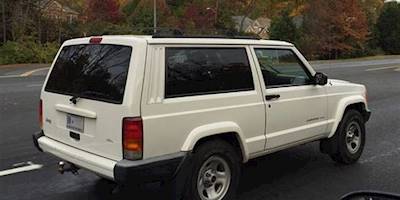 File:Jeep Cherokee (XJ) 1997–2001 Sport 2-door in white ...