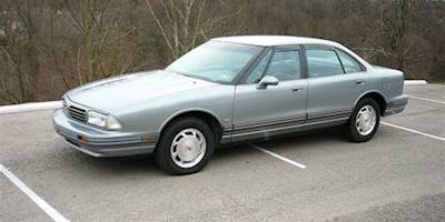 File:1995 Oldsmobile Eighty-Eight Royale in silver.jpg ...