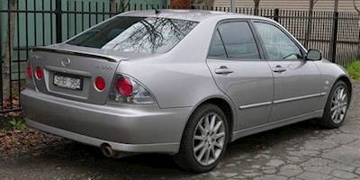 File:2003 Lexus IS 300 (JCE10R) Platinum Edition sedan ...