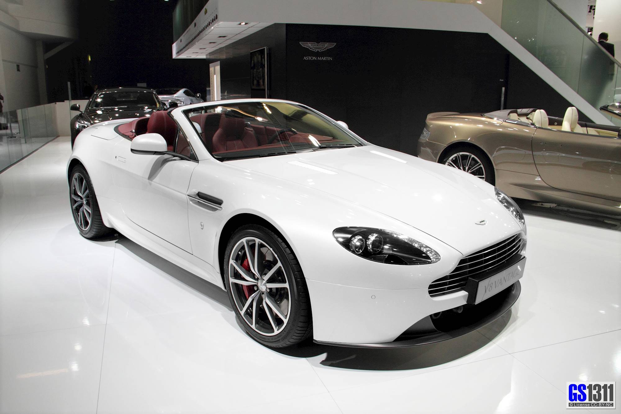 Машина за 3 миллиона рублей. 2006 Aston Martin v8 Vantage White. Машины за 4 миллиона. Машина за миллион рублей.