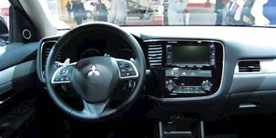 File:Mitsubishi Outlander PHEV (interior).JPG - Wikimedia ...