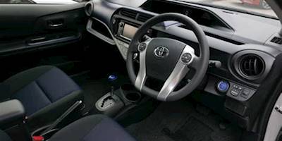 File:2015 Toyota Prius c (NHP10R MY15) hatchback (2015-06 ...