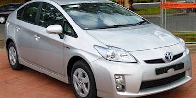 File:2010-2011 Toyota Prius (ZVW30R) liftback (2011-04-22 ...