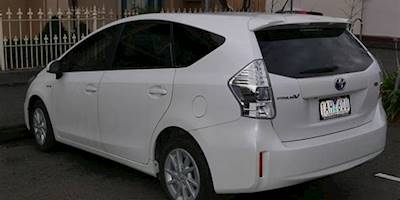 File:2013 Toyota Prius v (ZVW40R) wagon (2015-07-06) 02 ...